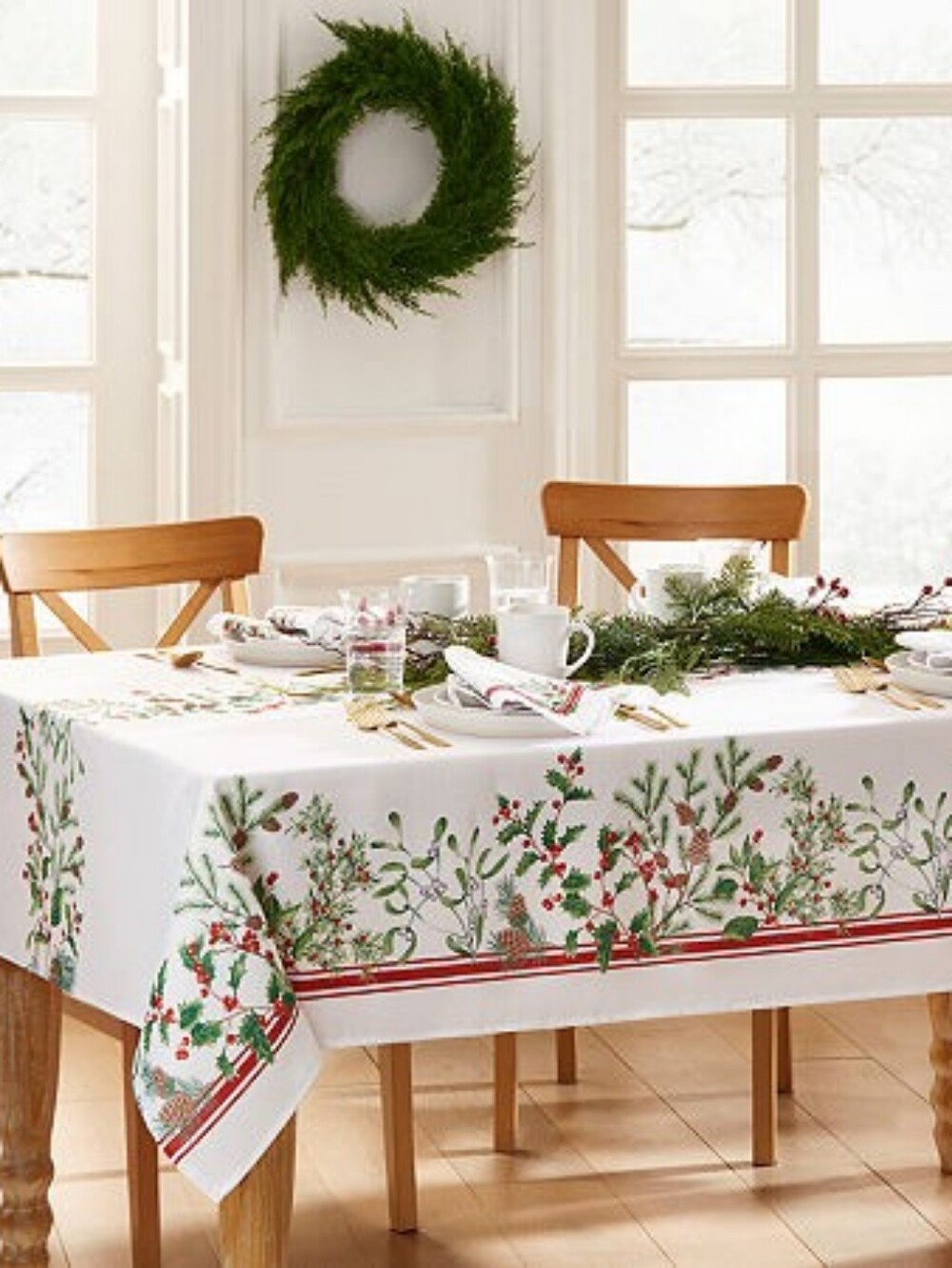 Elrene Home Fashions Winter Holiday Berry Fabric Tablecloth, 84 X 60